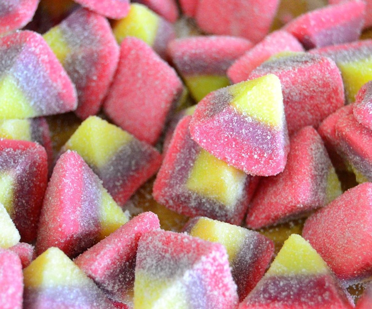 Manos preparando dulces caseros sobre la mesada
